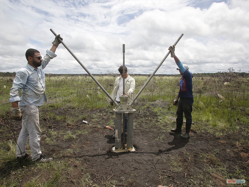 GEOBIAMA- Operating sounding probe to extract cores, Humait, south of the Amazon.