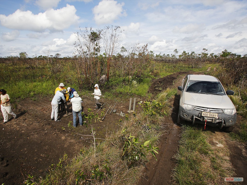 GEOBIAMA-Extração de testemunhos de sondagem em área de vegetação aberta (campinaranas), Humaitá, sul do Amazonas.