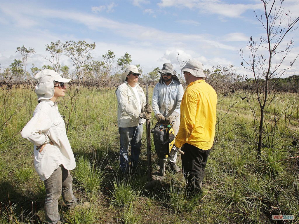 Extração de testemunhos de sondagem em área de vegetação aberta (campinaranas), Humaitá, sul do Amazonas.