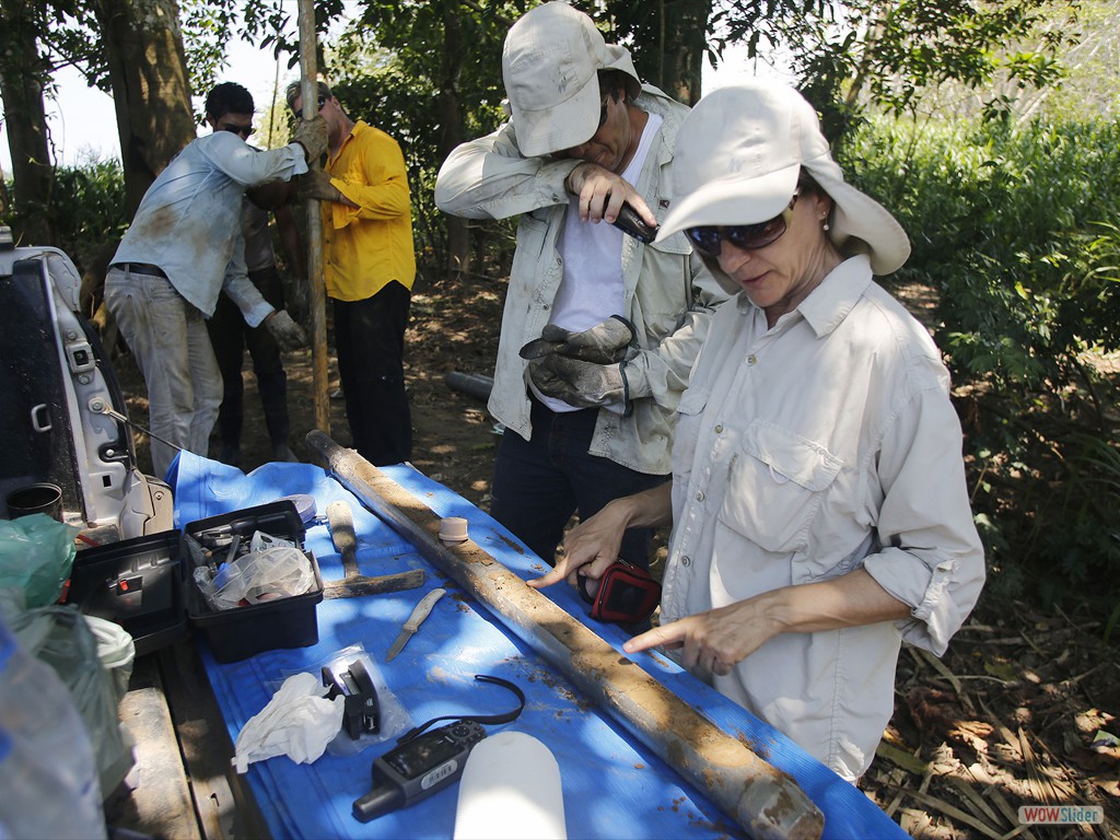 GEOBIAMA-Analyzing cores taken from the banks of the Madeira River, southern Amazonia.