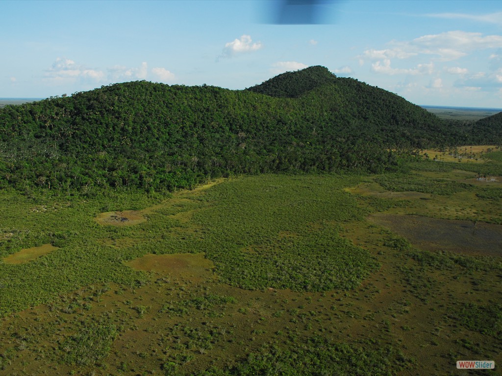 GEOBIAMA- Franja do megaleque Viru em contado com a Serra do Preto, a leste do megaleque Viru, Roraima. Fotografo: Antonio Iaccovazo