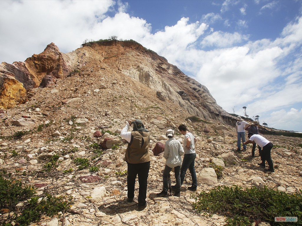 ETECS-Paraba: Reaserach team in a field work at the Abia cliff, Paraba.